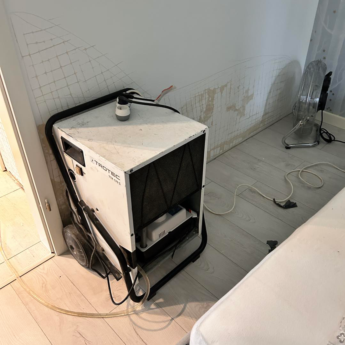 Zalanie mieszkania po remoncie albo przez sąsiada? Dlaczego samo „wyschnięcie” to za mało i kiedy potrzebne jest osuszanie osuszanie łazienki po zalaniu z brodzika Warszawa