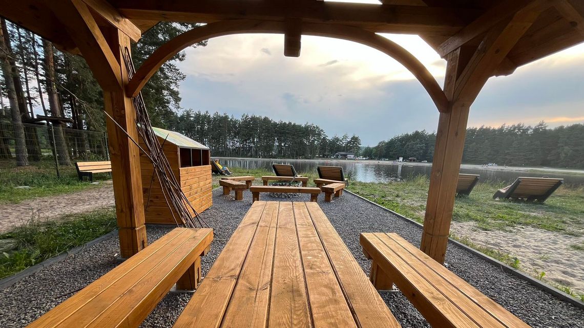 Zalew kusi nowinkami: labirynt, punkt widokowy i wiata z paleniskiem Zalew kusi nowinkami: labirynt, punkt widokowy i wiata z paleniskiem