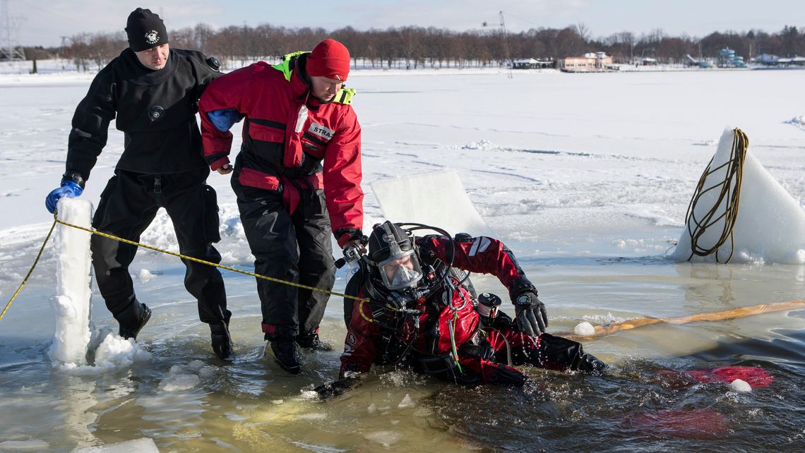 Zalew Zemborzycki skuty lodem, a w wodzie tłok [zdjęcia]