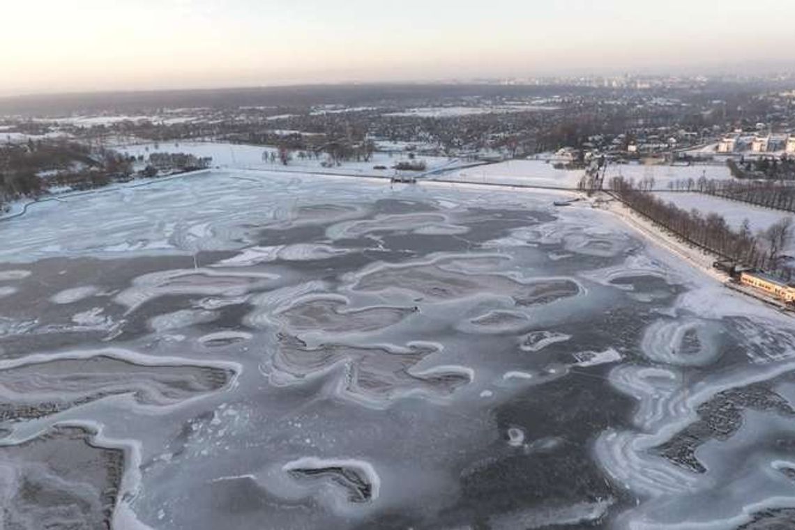 Zalew Zemborzycki skuty lodem. Zobacz niezwykłe zdjęcia z drona