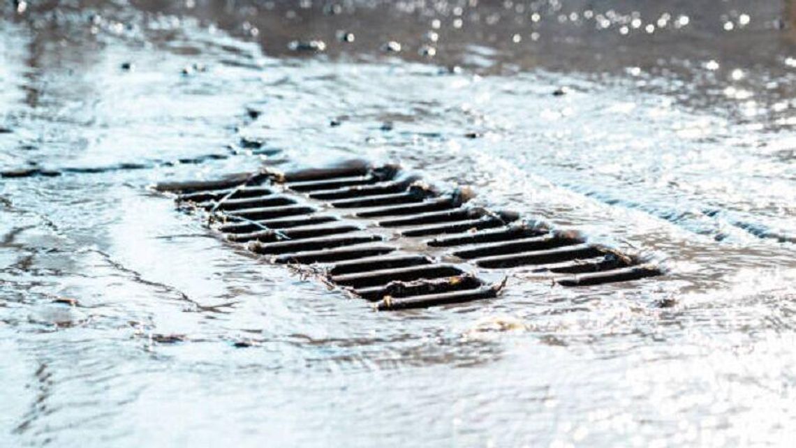 "Zalewa nam posesje, bo jest za mało studzienek". Ale miejska spółka widzi to inaczej 