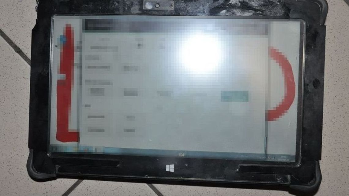 Załoga karetki pogotowia udzielała pomocy. Złodziej postanowił skorzystać