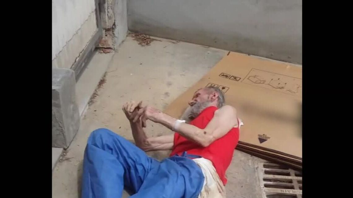 Załoga karetki porzuciła pacjenta pod przypadkową posesją? "Leżał jak worek kartofli" Załoga karetki porzuciła pacjenta pod przypadkową posesją? "Leżał jak worek kartofli"