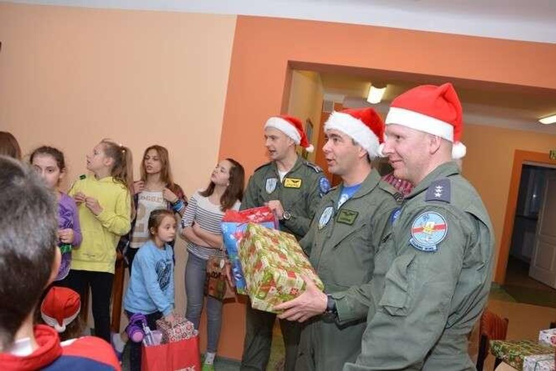 Załoga samolotu AWACS w roli Mikołajów w Lublinie (zdjęcia)