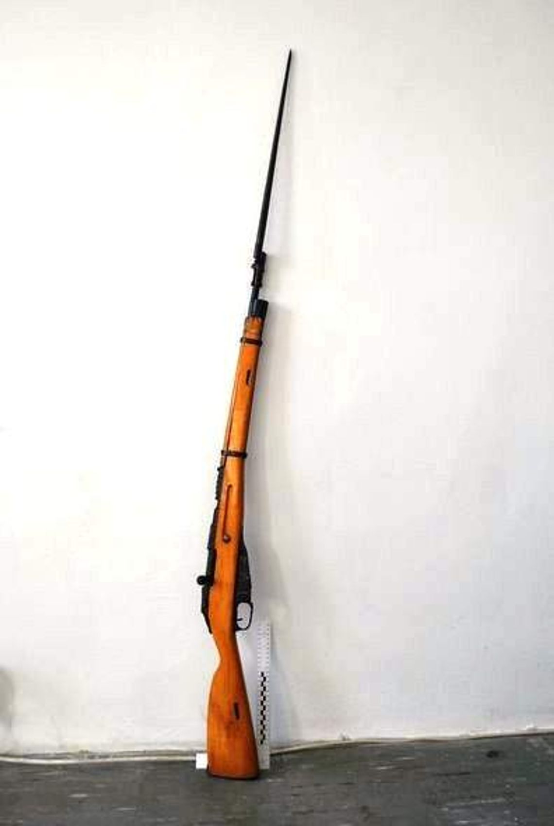 Założył bagnet na broń i po pijanemu spacerował poboczem drogi