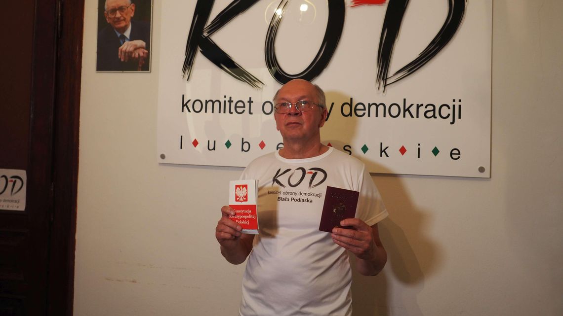 Założył baner na pomnik Kaczyńskiego, został zatrzymany. "Czuję się jak przestępca" [wideo]