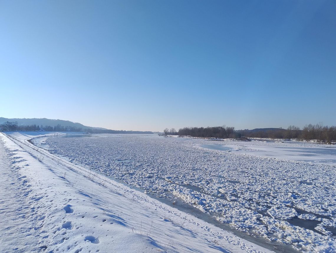 Zamarznięta Wisła w Kazimierzu Dolnym – rzadki widok i wspomnienia minionych zim