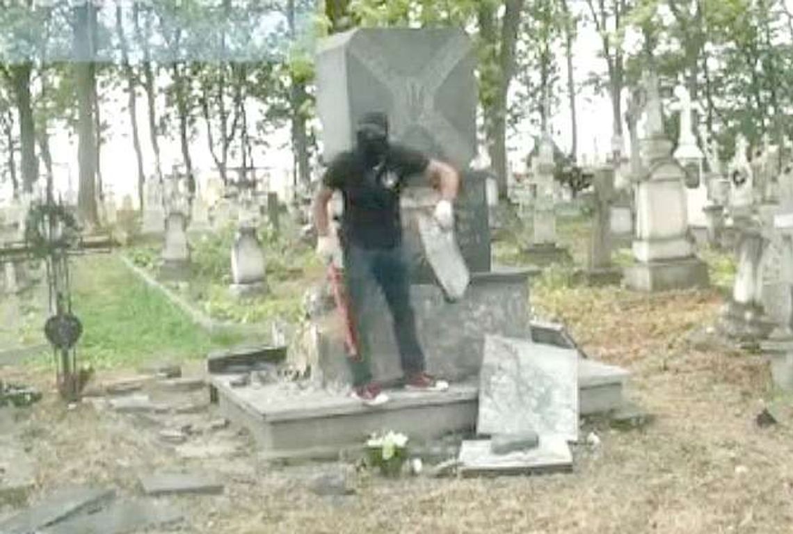 Zamaskowany mężczyzna rozbił ukraiński pomnik na cmentarzu (wideo)