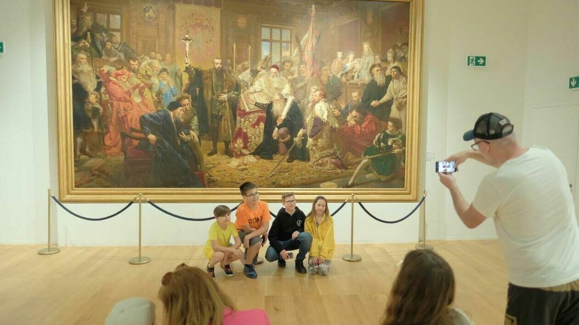 Zamek podbity przez zwiedzających. Nocą i za darmo Zamek podbity przez zwiedzających. Nocą i za darmo