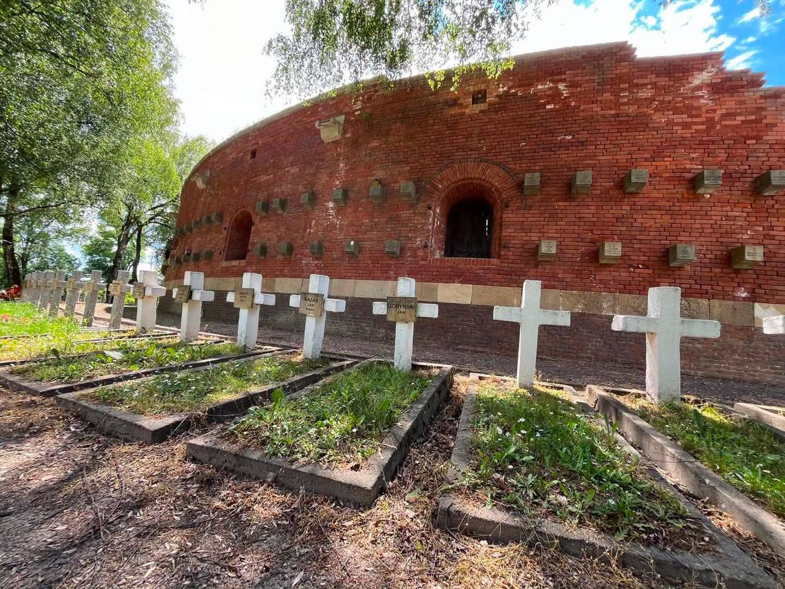 Zamiast 23... aż 35! Przetargowe oszczędności odnowią kolejne mogiły na Rotundzie Rotunda Zamość