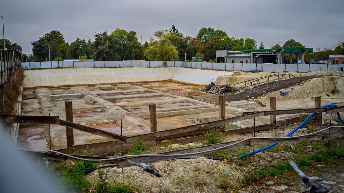 Zamiast biurowca – dziura w ziemi. Burza po decyzji rządu o zamknięciu inwestycji Fabryka