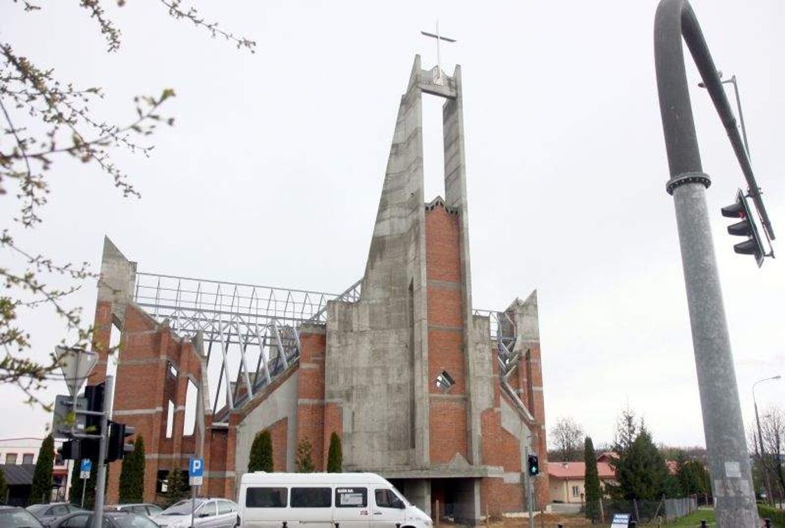 Zamiast dachu kościoła będą siłownie pod chmurką