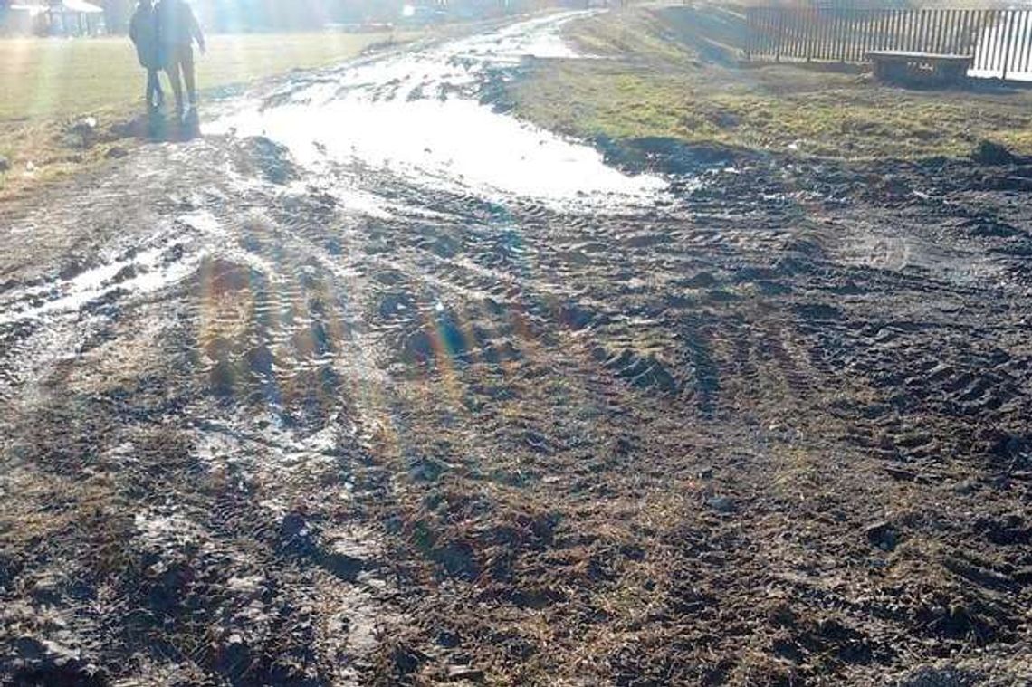 Zamiast drogi mają błoto. Od lat walczą o asfalt przy ul. Dzierżawnej i Wapiennej Zamiast drogi mają błoto. Od lat walczą o asfalt przy ul. Dzierżawnej i Wapiennej