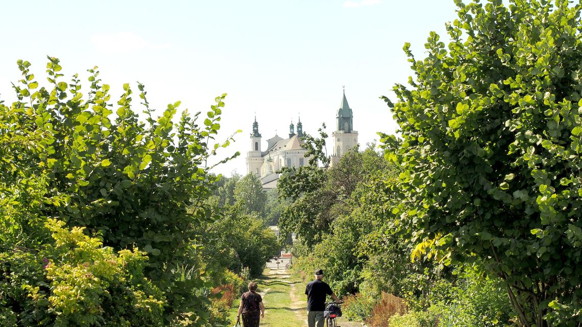 Zamiast na Rodos jedziemy na RODOS. Kolejki po ogródki działkowe Zamiast na Rodos jedziemy na RODOS. Kolejki po ogródki działkowe
