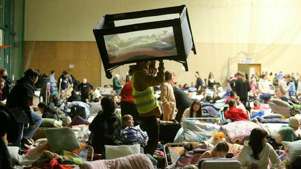 Zamiast parkietu jest noclegownia, w miejscu trybun - magazyn odzieży. Hrubieszów na pomoc Ukrainie Zamiast parkietu jest noclegownia, w miejscu trybun - magazyn odzieży. Hrubieszów na pomoc Ukrainie