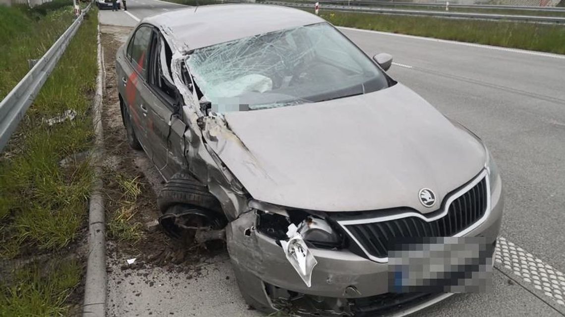 Zamiast patrzeć na drogę szukał telefonu. Tak to się skończyło