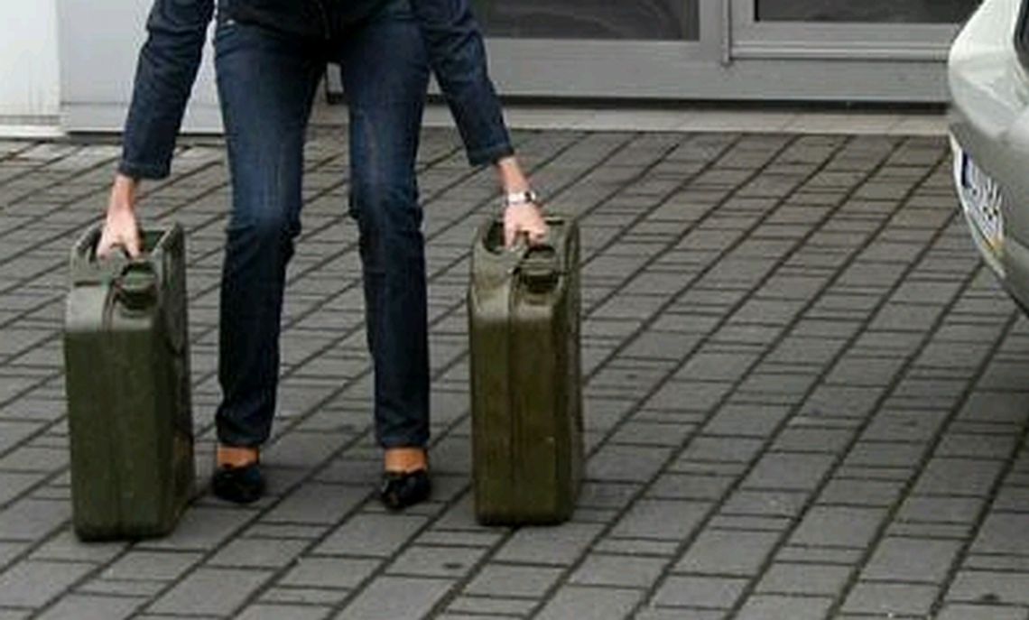 Zamiast taniego paliwa kupili wodę w pojemnikach