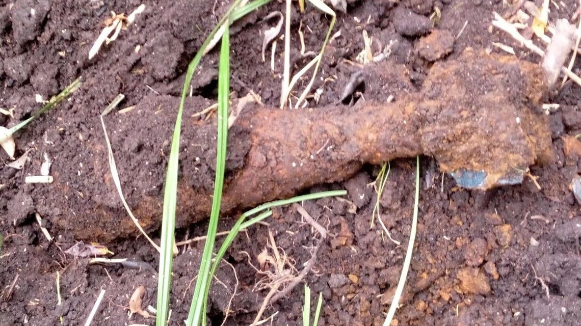 Zamiast ziemi do kwiatów wykopała pocisk Zamiast ziemi do kwiatów wykopała pocisk