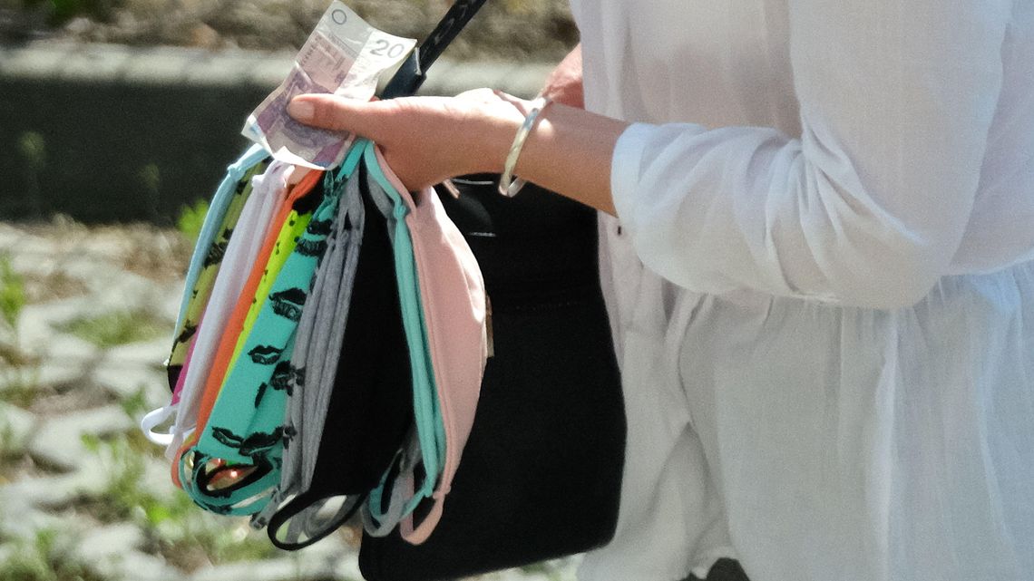 Zamieszanie z maseczkami. Doradca premiera jedno, minister drugie