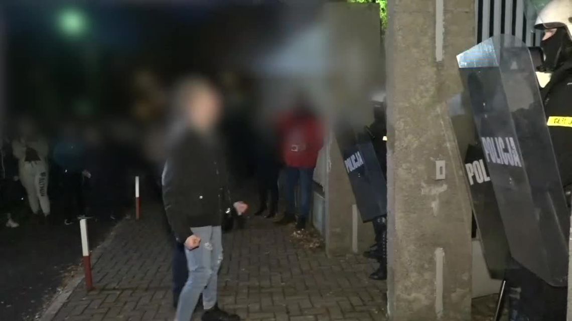 Zamieszki po śmierci 21-latka zastrzelonego przez policjanta w Koninie. Policjanci użyli gazu i broni gładko lufowej