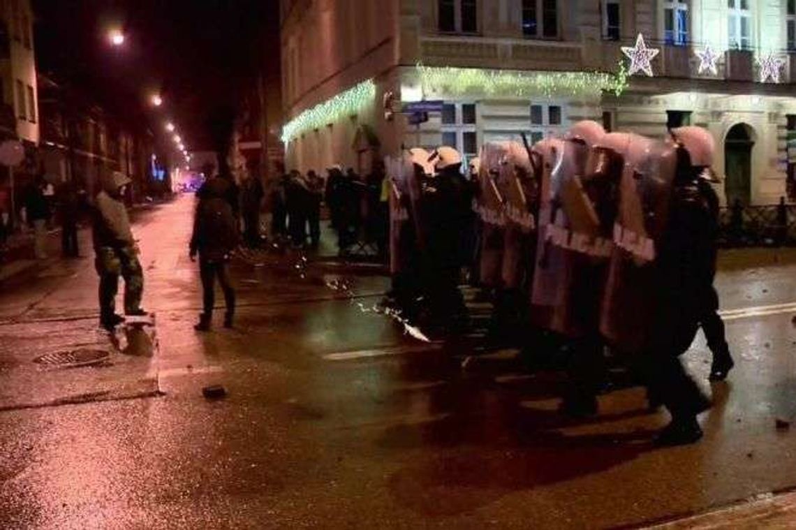 Zamieszki po zabójstwie 21-latka w Ełku przed barem z kebabami