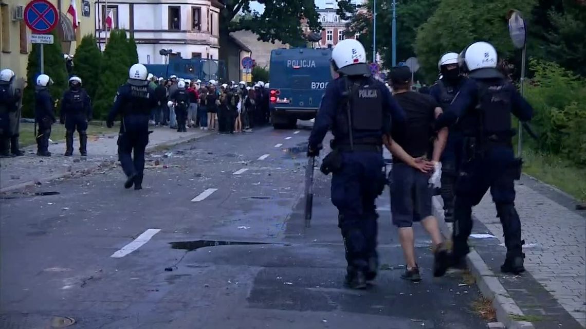Zamieszki przed komisariatem w Lubinie. Policja zatrzymała 40 osób