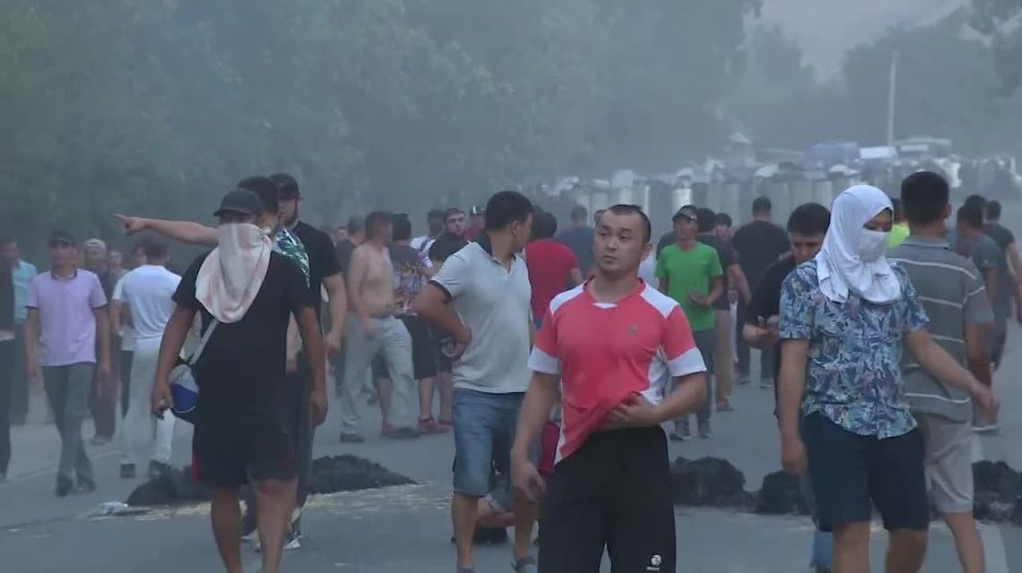 Zamieszki w Kirgistanie po aresztowaniu byłego prezydenta. Zginął policjant, 80 demonstrantów rannych Zamieszki w Kirgistanie po aresztowaniu byłego prezydenta. Zginął policjant, 80 demonstrantów rannych