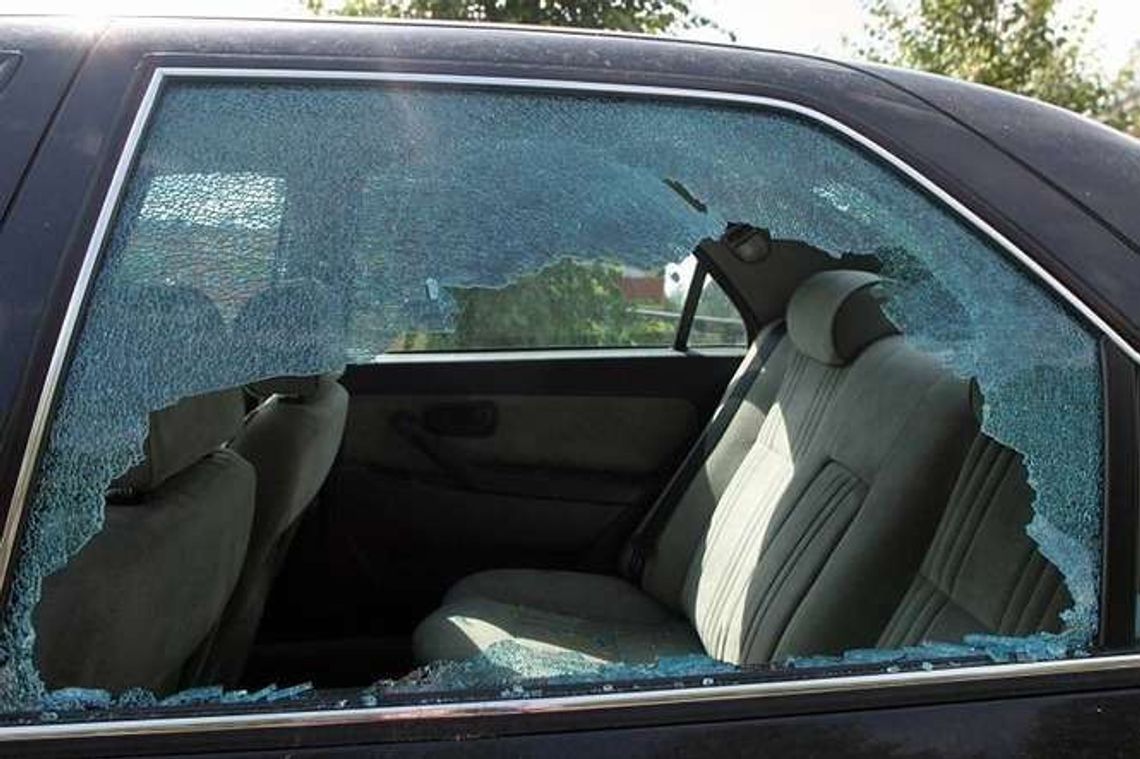 Zamknęła 2-latka w samochodzie i poszła na zakupy do centrum handlowego