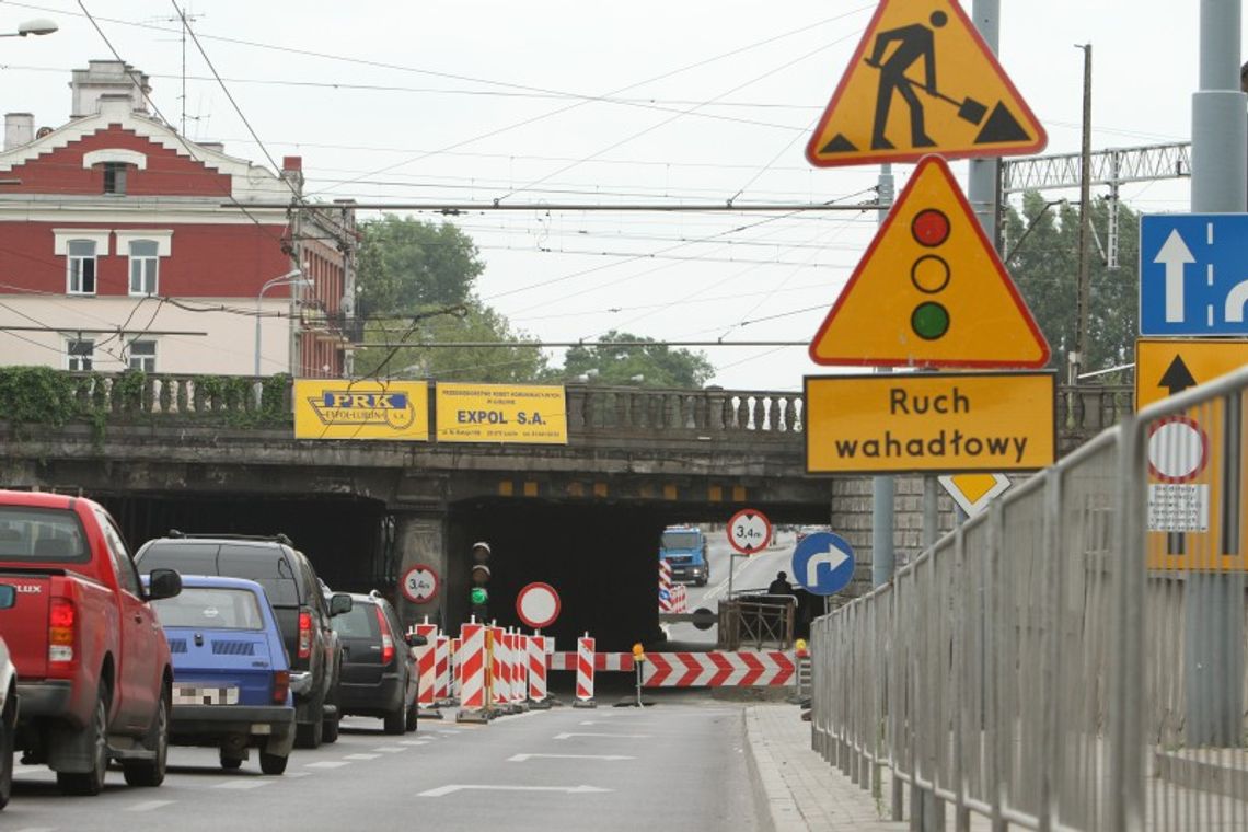 Zamknięta ul. Kunickiego w Lublinie. Jeżdżą mimo zakazów (wideo)