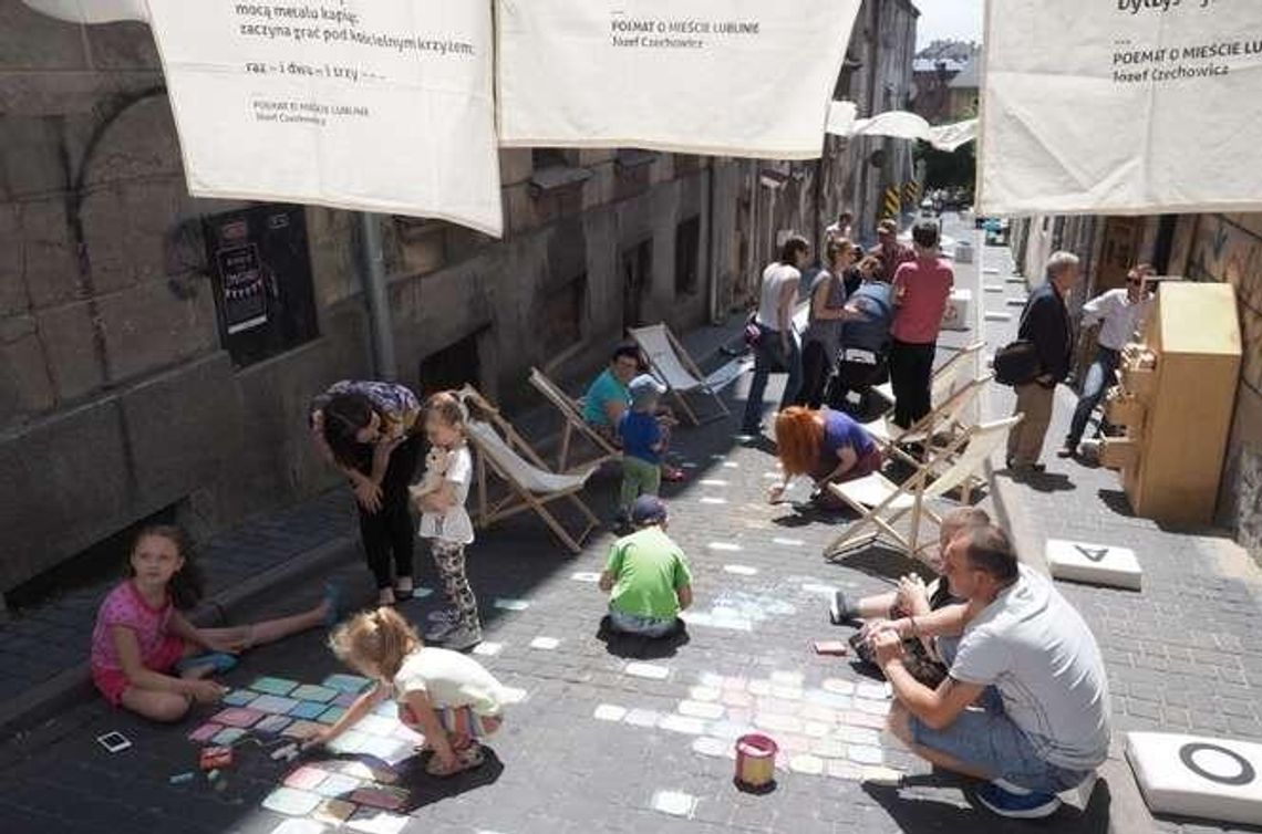 Zamknięte, czyli otwarte. Żmigród wyległ na jezdnię (zdjęcia, wideo)