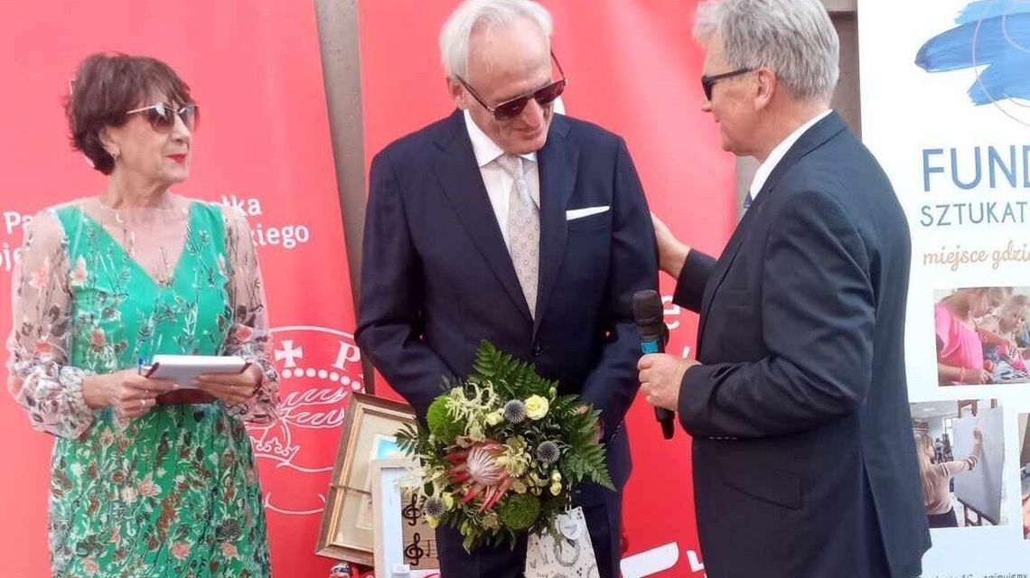 Zamojska Aleja Sław coraz dłuższa. Krzesimir Dębski odsłonił tablicę