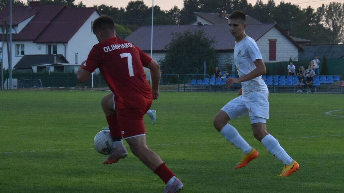 Zamojska klasa okręgowa nadrobiła zaległości. Grom Różaniec wygrywa derby z Olimpiakosem Tarnogró