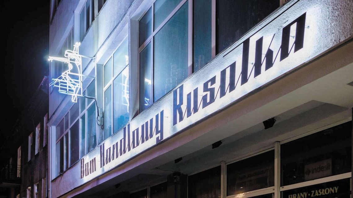 Zamojska z nowym neonem. Rusałka na tafli wody Zamojska z nowym neonem. Rusałka na tafli wody