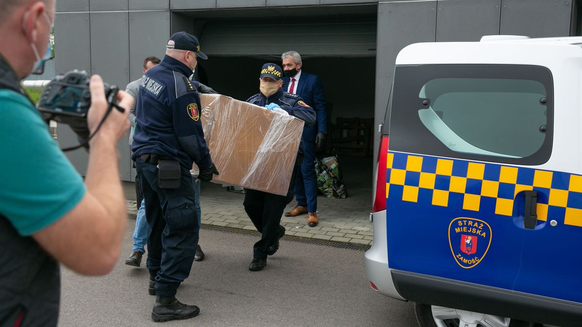 Zamość: 100 tysięcy bezpłatnych maseczek dla mieszkańców miasta i okolicznych gmin [zdjęcia]