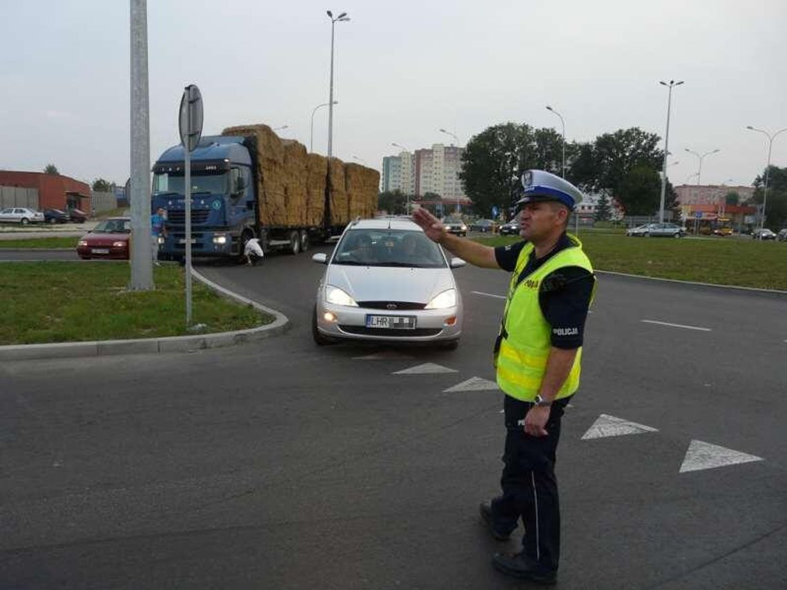 Zamość: Ciężarówka wioząca słomę blokowała rondo