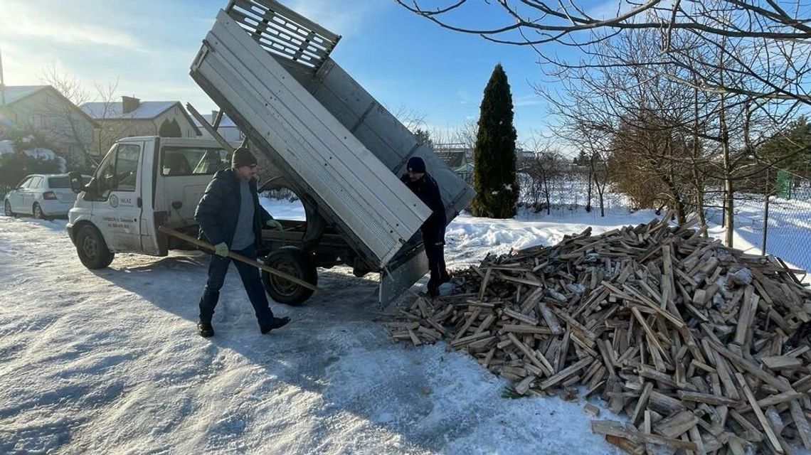 Zamość. Dzielnicowi zobaczyli, że staruszek nie ma czym palić. Nie skończyło się na policyjnej notatce Zamość. Dzielnicowi zobaczyli, że staruszek nie ma czym palić. Nie skończyło się na policyjnej notatce