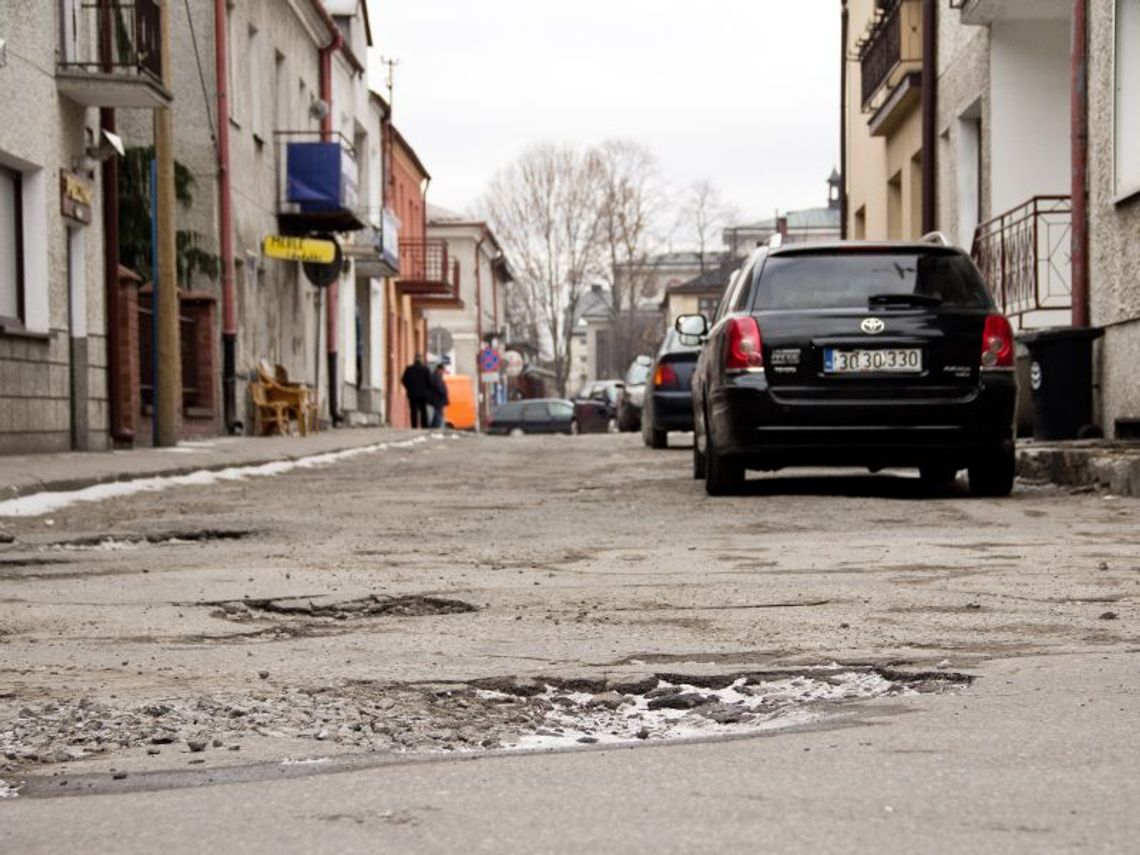 Zamość jak szwajcarski ser. Zobaczcie najbardziej dziurawe ulice miasta