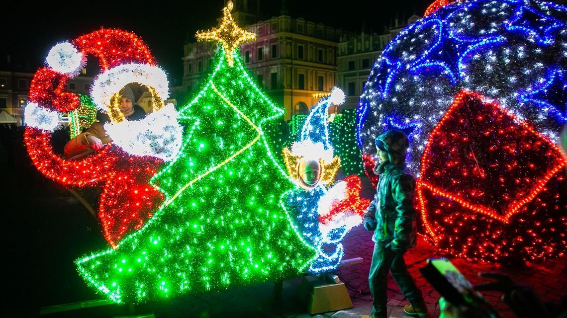 Zamość jak z bajki. Rynek Wielki już oświetlony na święta [zdjęcia]
