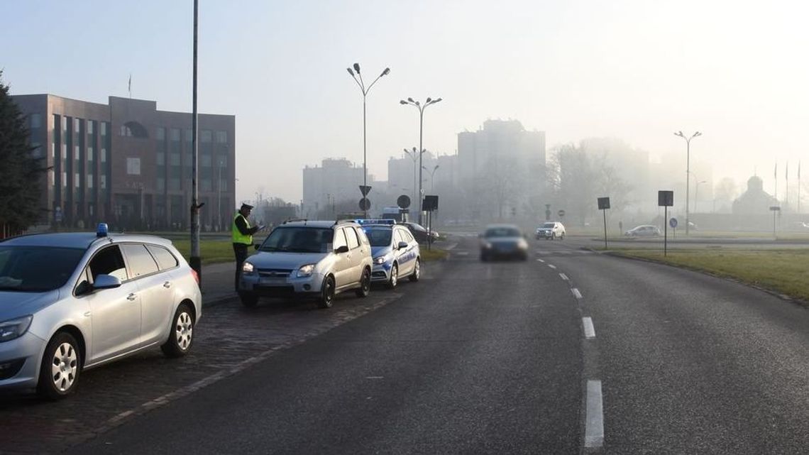 Zamość: Jeden kierowca przepuścił pieszą, a drugi już nie. 86-latek stracił prawo jazdy
