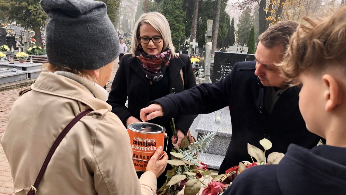 Zamość. Kwesta na cmentarzu parafialnym. By ratować zabytkowe nagrobki