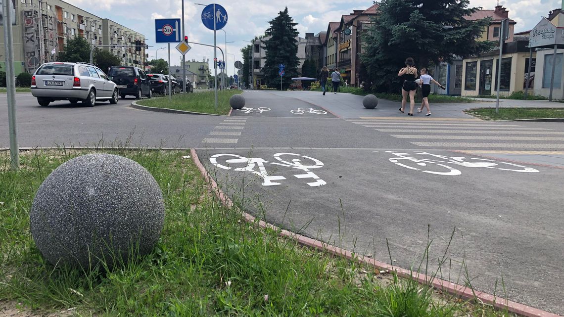 Zamość ma problem o wadze 250 kg. Powinny stać w miejscu, ale toczą się i toczą... Zamość ma problem o wadze 250 kg. Powinny stać w miejscu, ale toczą się i toczą...