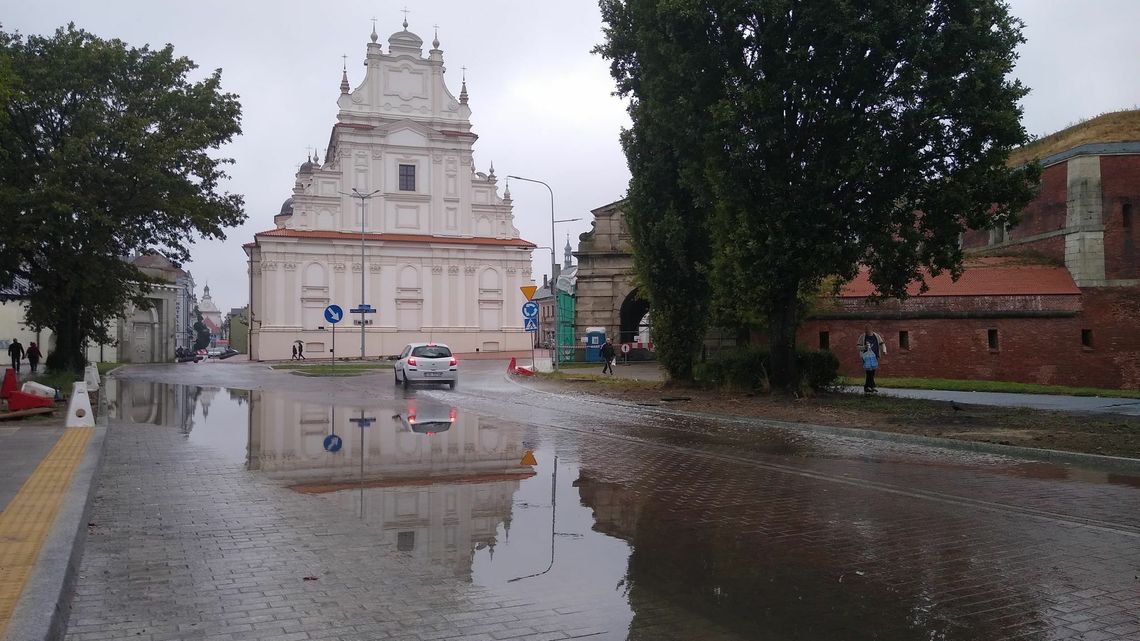 Zamość nie jest już Padwą, teraz wygląda jak Wenecja. Remontowana ulica pod wodą