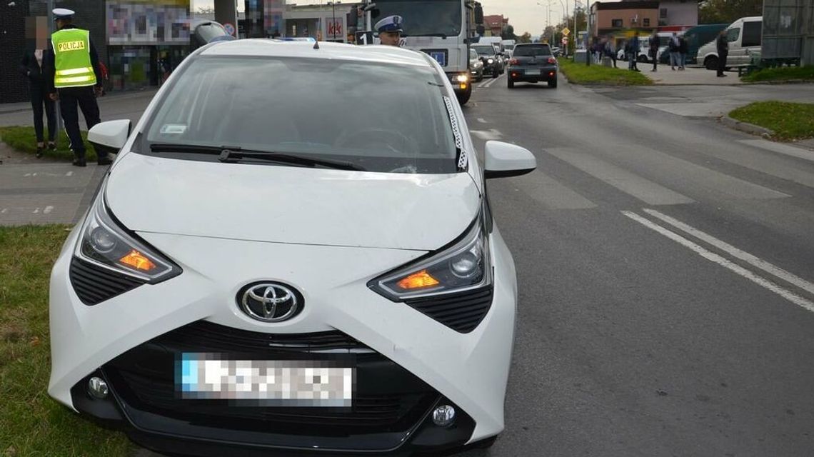 Zamość. On ruszył, ona też. Na wyhamowanie przed pieszą było za późno