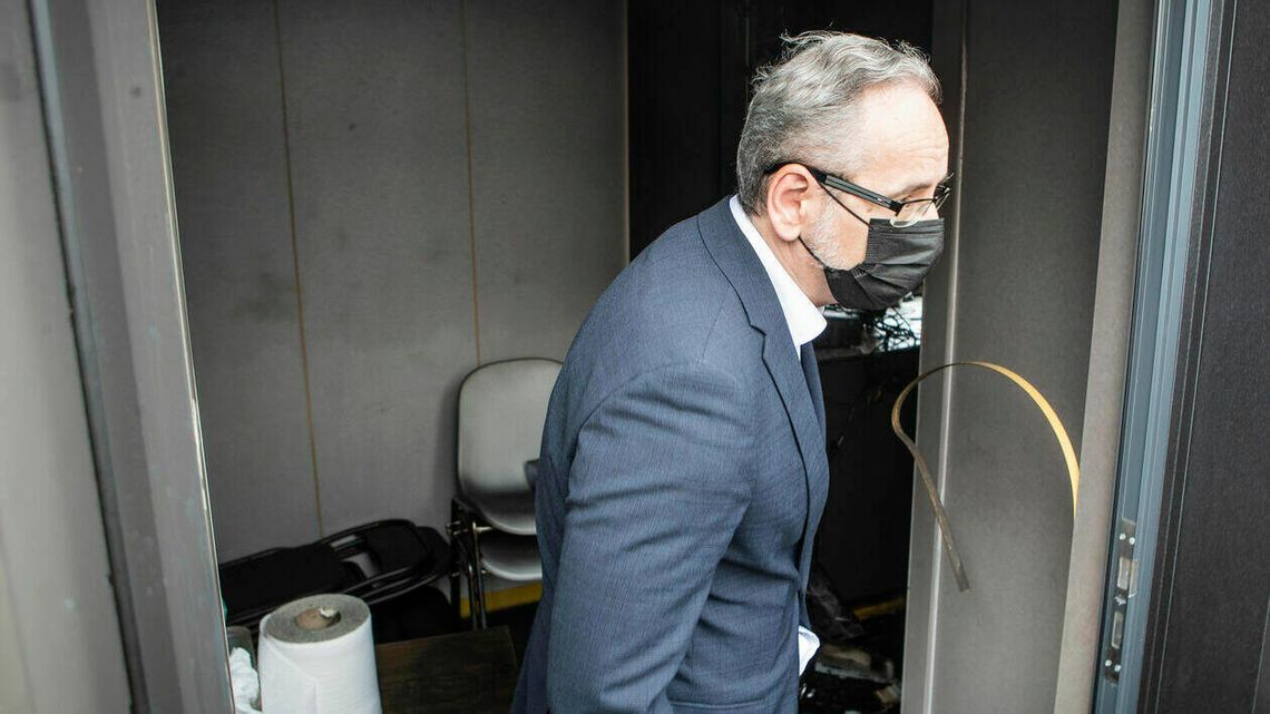 Zamość. Po podpaleniu więcej policji przy punktach szczepień Zamość. Po podpaleniu więcej policji przy punktach szczepień