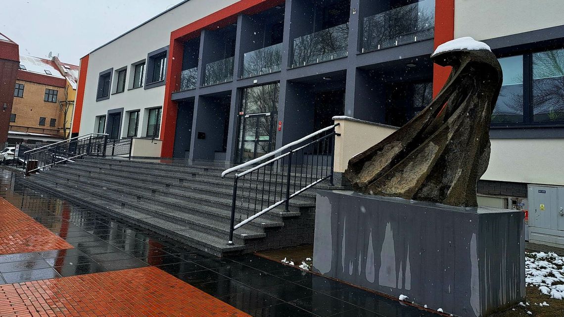 Zamość. Rzeźba stanęła na otwarcie domu kultury, teraz będzie remontowana