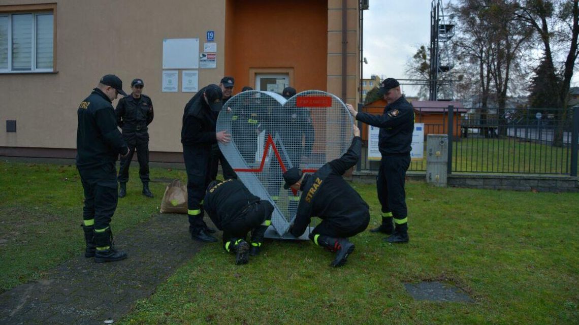 Zamość. Strażacy i ich trzy serca. Mają być pełne nakrętek Zamość. Strażacy i ich trzy serca. Mają być pełne nakrętek