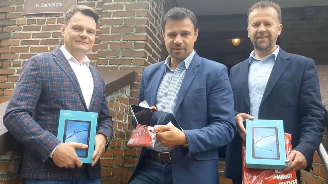 Zamość: Tablety od radnych dla dzieci Zamość: Tablety od radnych dla dzieci