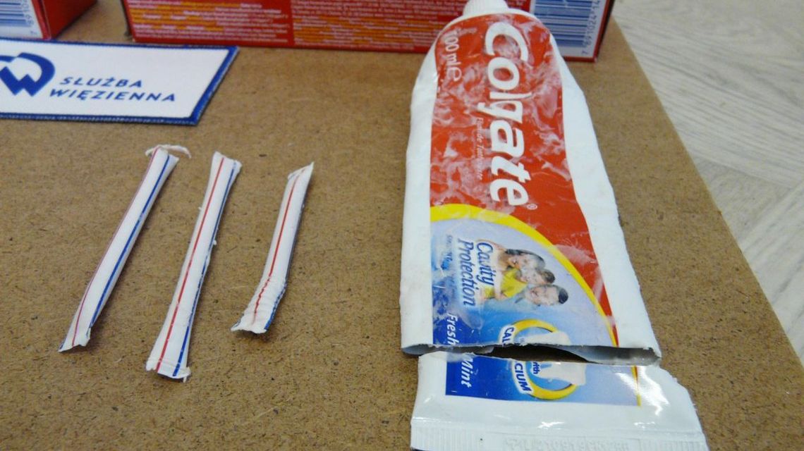 Zamość: Więzień dostał w paczce pastę do zębów. W środku było coś innego Zamość: Więzień dostał w paczce pastę do zębów. W środku było coś innego