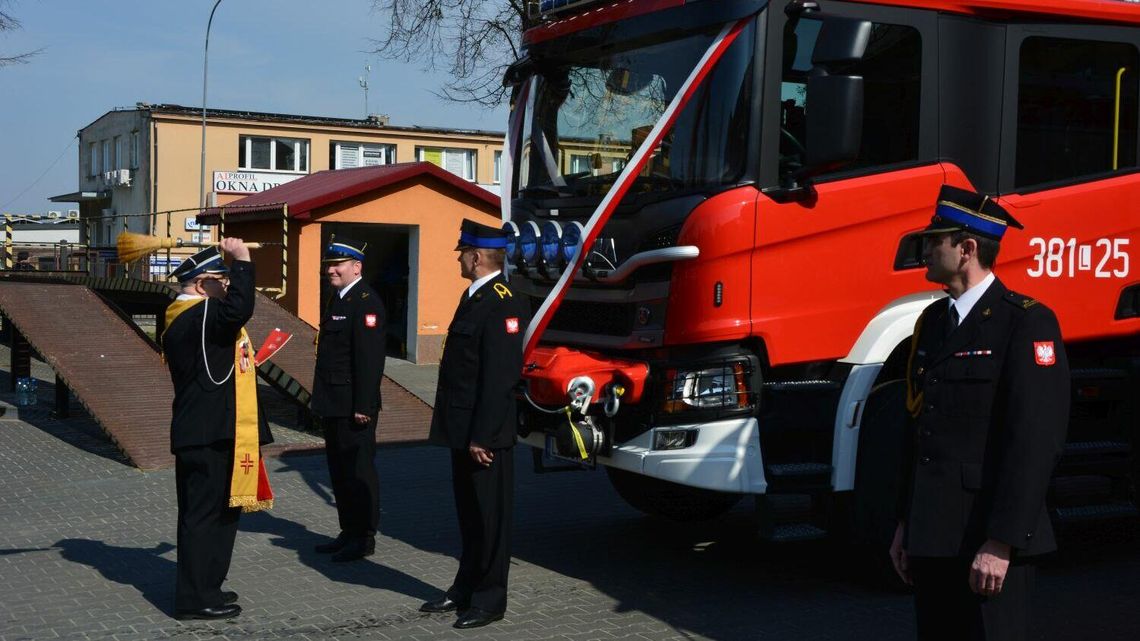 Zamość. Wozy strażackie dopiero poświęcone. Ale na akcje wyjeżdżały już wcześniej