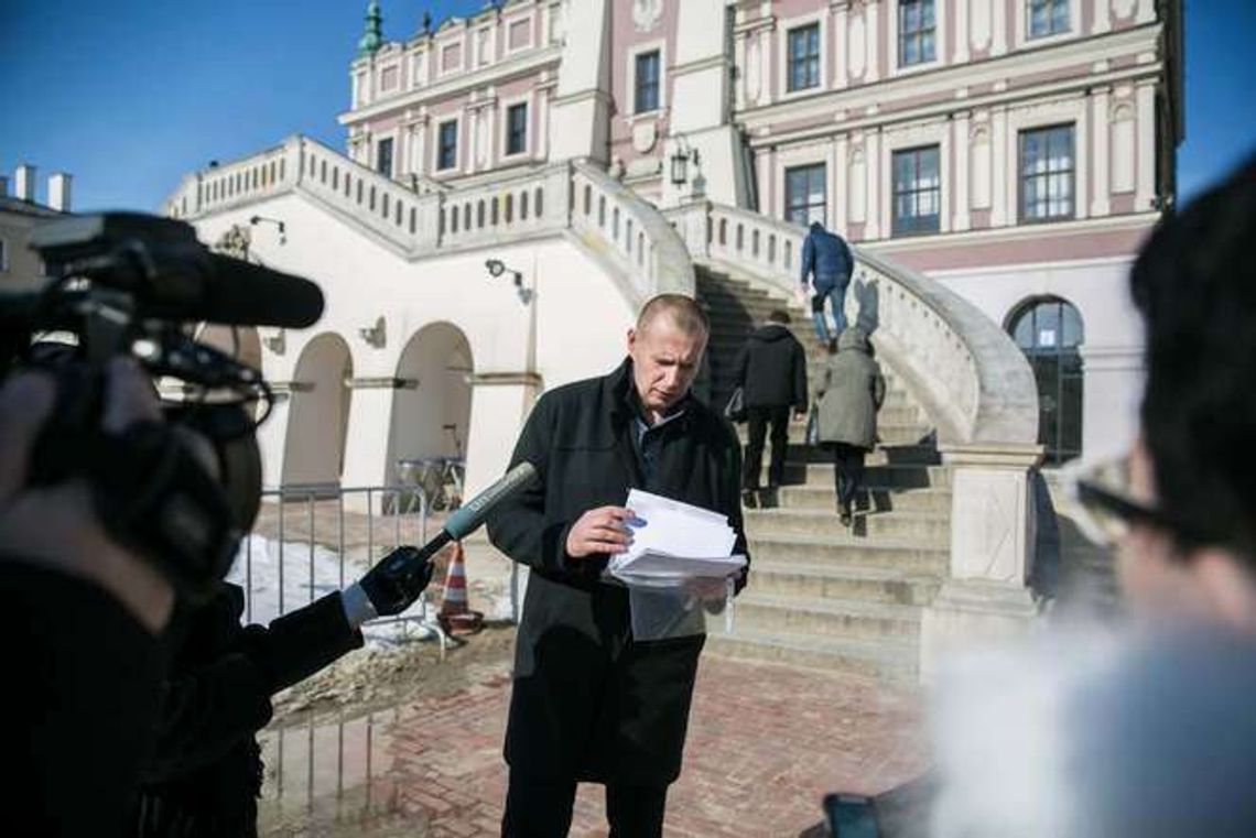 Zamość zmniejsza długi, czy w nich tonie?
